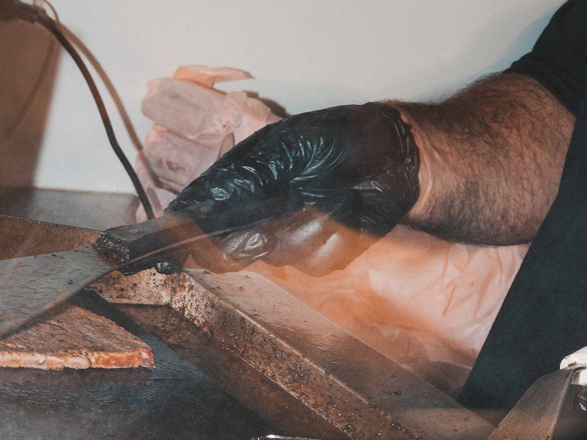 Cuisson de viande marinée sur la plancha du food truck