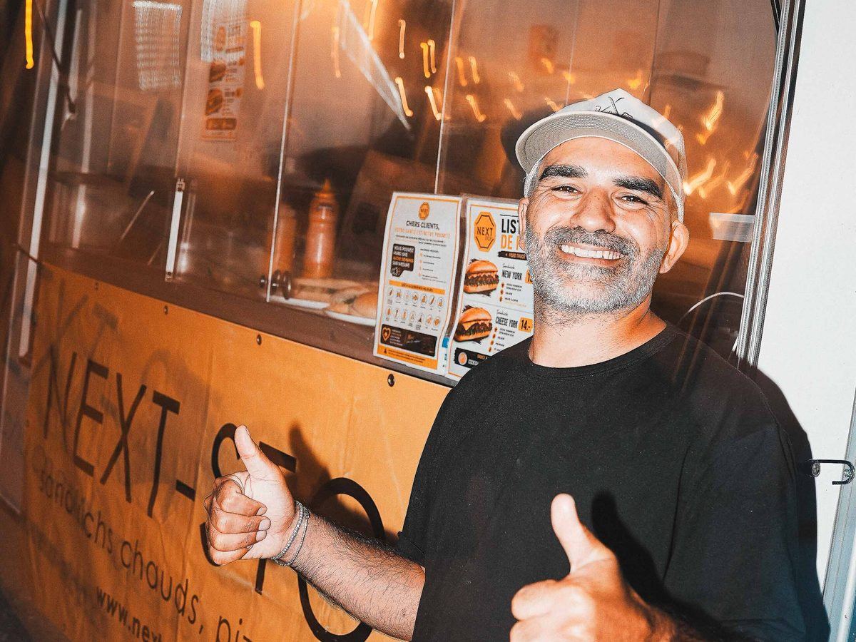 L'équipe NEXT STOP devant le food truck jaune
